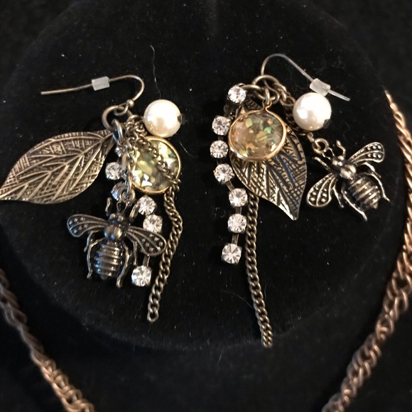 Unique Necklace with matching Earrings & Bracelet - Picture 3 of 4